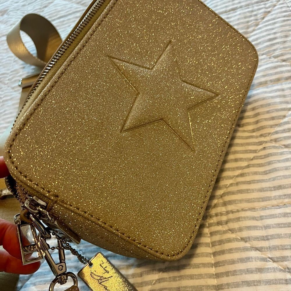 VINTAGE HAVANA Gold Metallic Star Crossbody Bag; NWOT! Perfect Size
8x5x3 inches - Picture 3 of 9